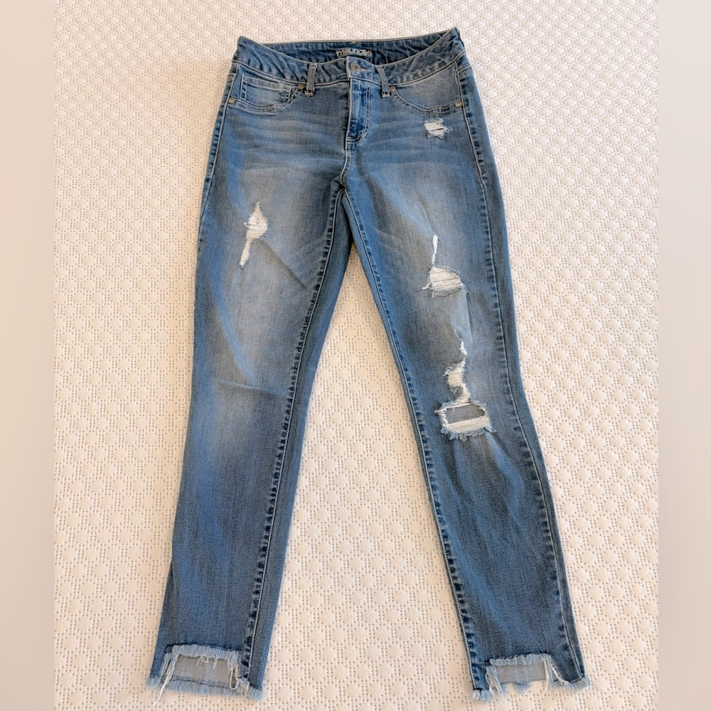 Maurice’s stretchy ripped jeggings Size M